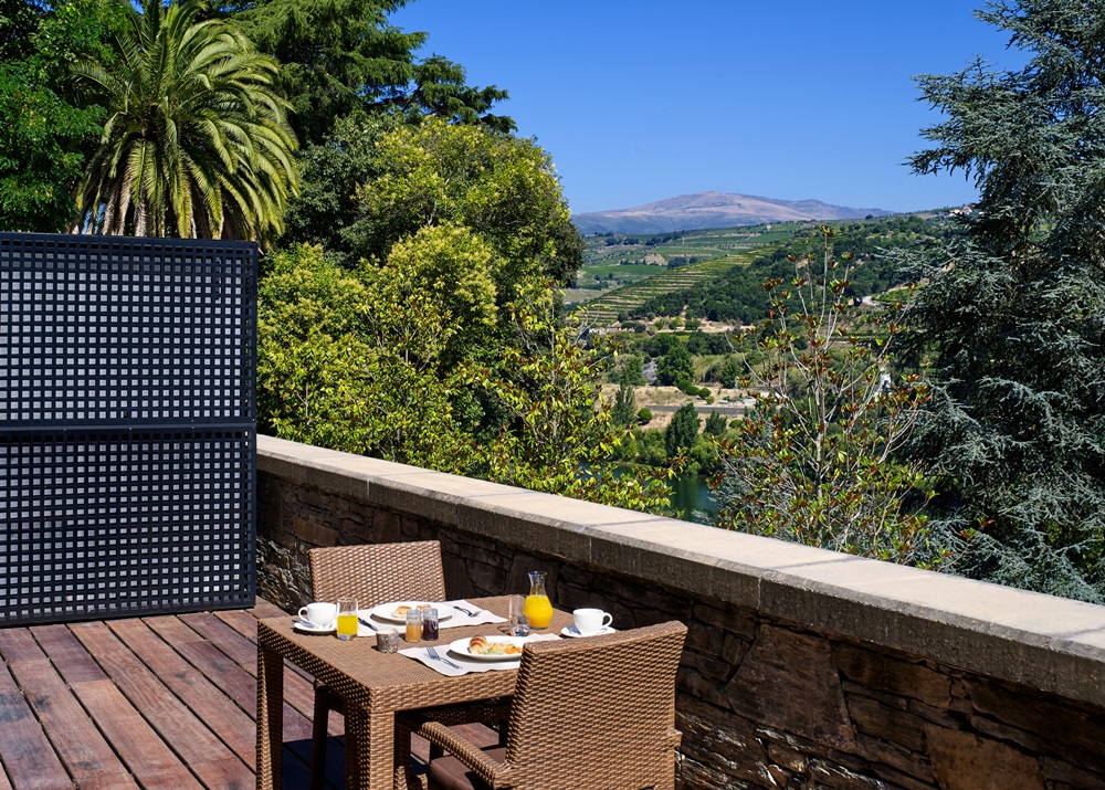 Quinta_River_breakfast_on_terrace_[6176-A4]